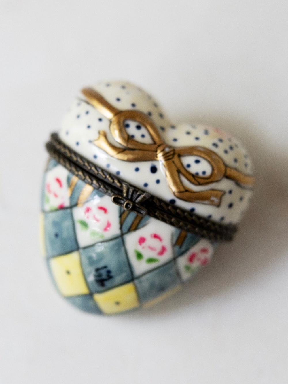 Vintage heart ceramic trinket box with clasp and gold bow